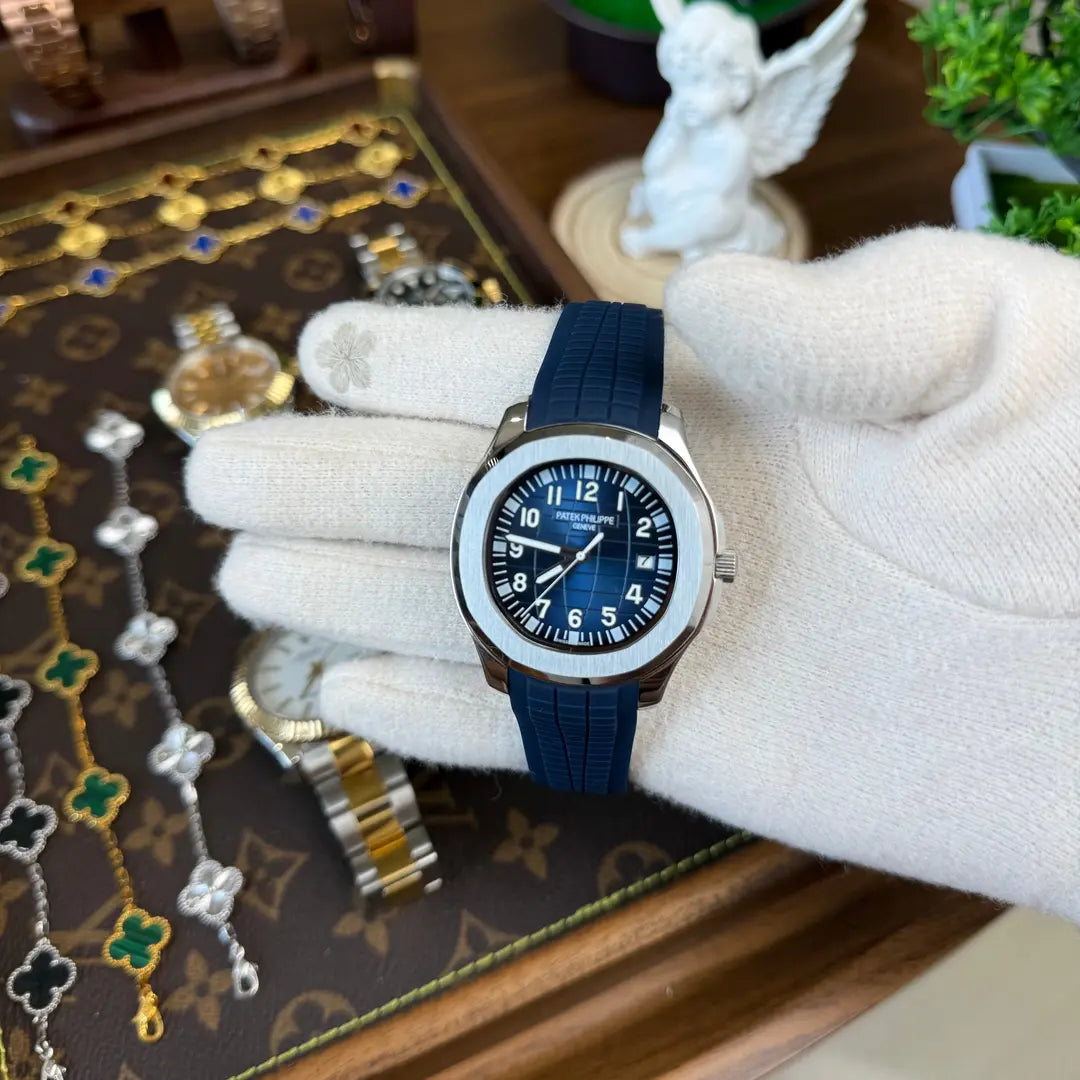Detalle esfera azul Aquanaut Steel correa caucho sport Kronos