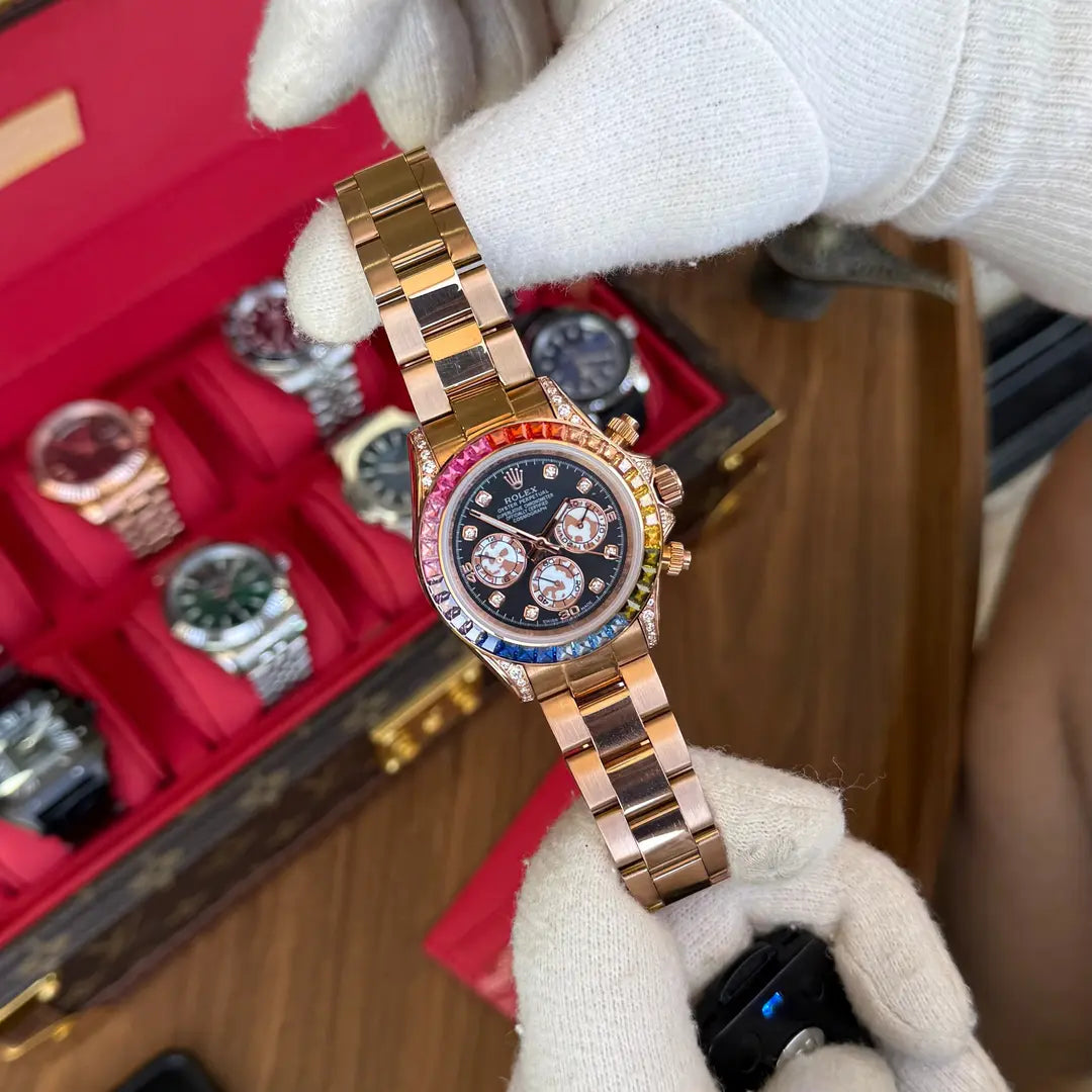 Detalle de bisel arcoíris Daytona Rainbow Yellow Gold Kronos Relojes