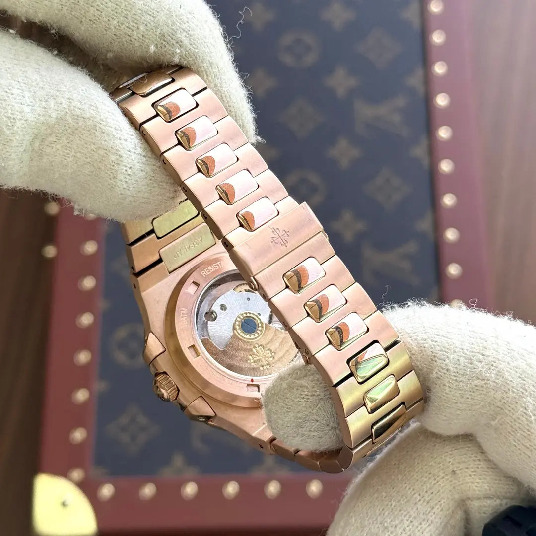 Detalle de maquinaria auténtica Reloj Nautilus Rose Gold Chocolate Kronos