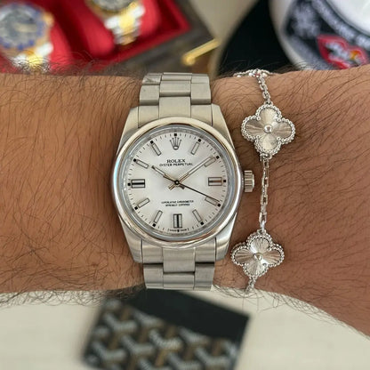 Detalle esfera blanca reloj Oyster Perpetual maquinaria premium Kronos