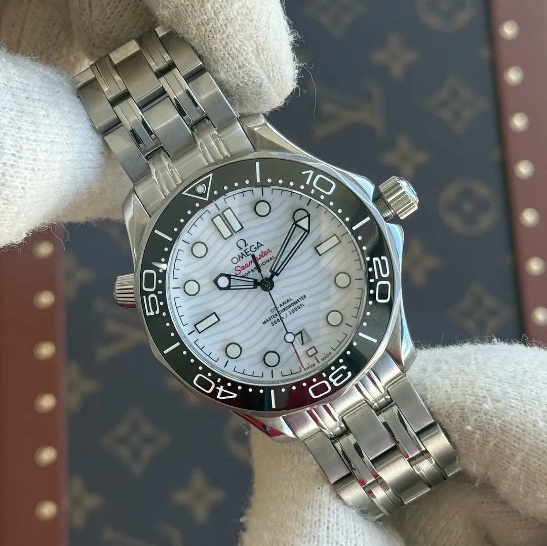 Detalle esfera blanca Seamaster Diver 300M acero inoxidable Kronos