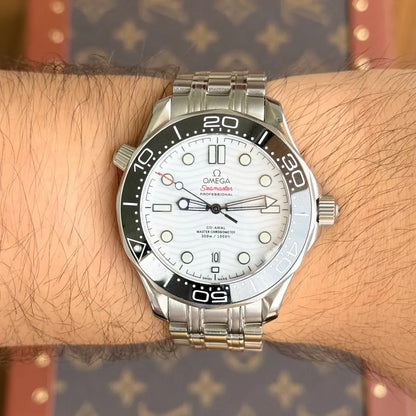 Vista lateral Seamaster Diver 300M 300 metros resistencia agua Kronos