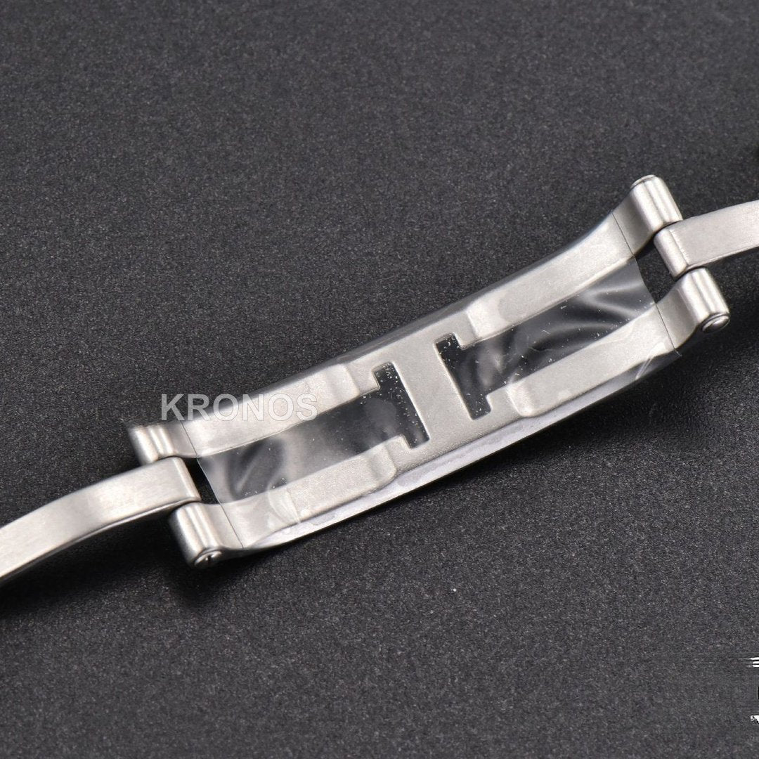 Tank Must Large 33.7mmx25.5mm White Dial Ronda Quartz - Authentic Movement
